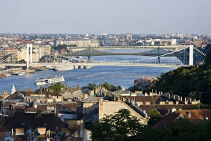 Images Dated 29th June 2007: View of the Erzsbet Hid (Elizabeth Bridge), Szabadsag Hid (Liberty Bridge), and Petofi Hid