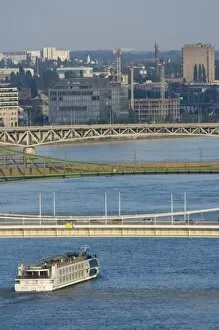 Images Dated 29th June 2007: View of the Erzsbet Hid (Elizabeth Bridge), Szabadsag Hid (Liberty Bridge), and Petofi Hid