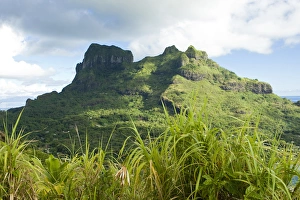 Images Dated 22nd September 2007: View from overlook near Mt. Otemanu in Bora Bora
