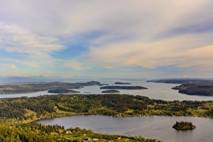 Images Dated 6th April 2016: View of the San Juan islands from the summit of Mount Erie near Anacortes, Washington, USA