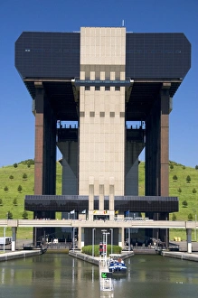 Images Dated 5th August 2007: A view of the Strepy-Thieu boat lift on a branch of the Canal du Centre near the