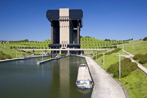 Images Dated 5th August 2007: A view of the Strepy-Thieu boat lift on a branch of the Canal du Centre near the