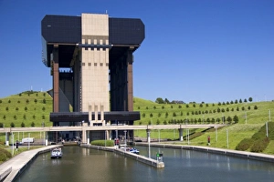 Images Dated 5th August 2007: A view of the Strepy-Thieu boat lift on a branch of the Canal du Centre near the