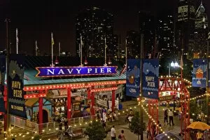Images Dated 6th July 2007: Viewing the Navy Pier in Chicago