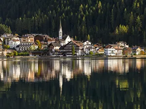 Images Dated 28th October 2016: Village Alleghe at Lago di Alleghe at the foot of mount Civetta, one of the icons