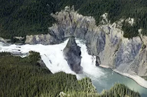Images Dated 20th August 2005: Virginia Falls, Nahanni National Park Reserve, Northwest Territories, Canada