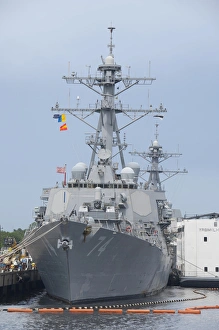 Images Dated 26th April 2011: Virginia, Norfolk. Norfolk Navel Station. US Naval destroyer, DDG 74, McFaul