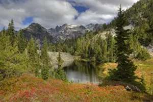 WA, Alpine Lakes Wilderness, Alpine tarn and Mount Daniel