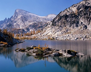 Images Dated 1st May 2007: WA, Alpine Lakes Wilderness, Enchantment Lakes, Rune Lake, Little Annapurna in the