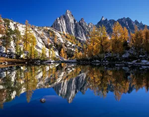 WA, Alpine Lakes Wilderness, Enchantment Lakes, Prusik Peak and Temple Ridge, reflected