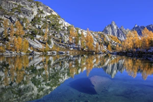 Images Dated 6th October 2010: WA, Alpine Lakes Wilderness, Enchantment Lakes, Prusik Peak, reflected in Sprite Lake