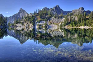 Images Dated 21st October 2010: WA, Alpine Lakes Wilderness, Gem Lake, with Chair Peak and Mount Roosevelt