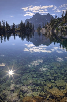 Images Dated 21st October 2010: WA, Alpine Lakes Wilderness, Gem Lake and sunburst