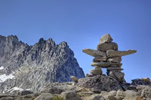 Images Dated 23rd March 2008: WA, Alpine Lakes Wilderness, Inukshuk, with Dragontail Peak