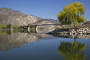 WA, Chelan County, Daroga State Park, Columbia River and bridge