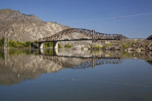 Images Dated 10th May 2011: WA, Chelan County, Daroga State Park, Columbia River and bridge
