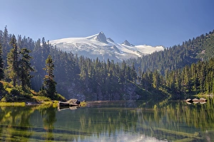 Images Dated 19th September 2012: WA, Glacier Peak Wilderness, Neori Lake with Snowking Mountain