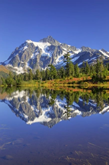Images Dated 30th September 2010: WA, Heather Meadows Recreation Area, Mount Shuksan, reflected in Picture Lake