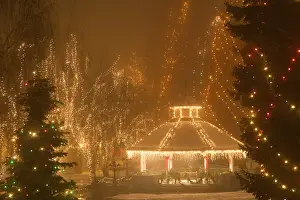 Images Dated 13th January 2006: WA, Leavenworth, Leavenworth Ice Festival with gazebo and city park