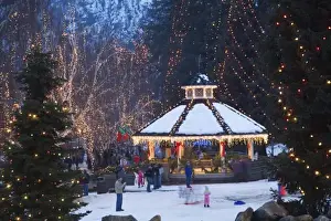Images Dated 14th January 2006: WA, Leavenworth, Leavenworth Ice Festival with gazebo and city park