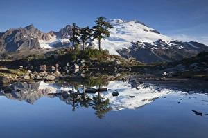 Images Dated 8th October 2012: WA, Mount Baker National Recreation Area, Park Butte, Mount Baker reflected in alpine