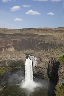 Images Dated 9th June 2009: WA, Palouse Falls State Park, Palouse Falls, 190 falls from Palouse River