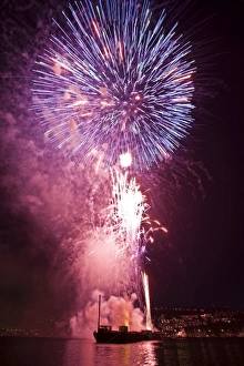 Images Dated 4th July 2007: WA, Seattle, Lake Union, 4th of July fireworks