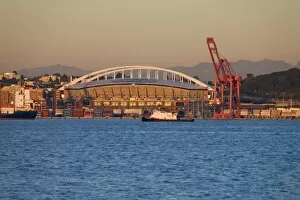 Images Dated 11th September 2006: WA, Seattle, Qwest Field and Elliott Bay