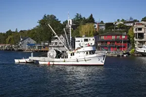 Images Dated 12th September 2008: WA, Seattle, Salmon Bay; Waterfront homes and fishing boat