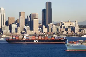 Images Dated 1st February 2007: WA, Seattle, Seattle skyline and Elliott Bay with container ship, view from Hamilton Park