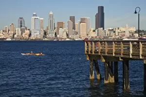 Images Dated 11th September 2006: WA, Seattle, Seattle skyline and Elliott Bay with fishing pier