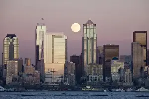 Images Dated 1st February 2007: WA, Seattle, Seattle skyline and Elliott Bay with full moon rising, view from Alki