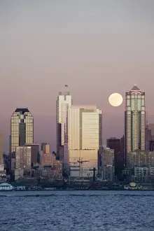 Images Dated 1st February 2007: WA, Seattle, Seattle skyline and Elliott Bay with full moon rising, view from Alki