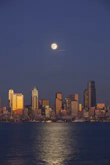 Images Dated 9th December 2011: WA, Seattle, Seattle skyline and Elliott Bay from West Seattle, full moon rising