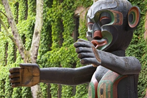 Images Dated 17th September 2006: WA, Seattle, Spirit of Kwakiutl totem at Occidental Park