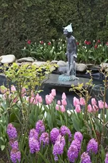 Images Dated 5th April 2007: WA, Skagit Valley, Roozengaarde Tulip Garden, memorial statue