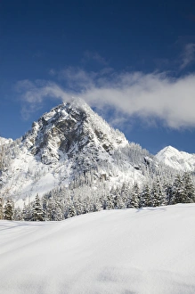 Images Dated 27th February 2009: WA, Snoqualmie Pass, Guye Peak(center), Red Mountain to the right