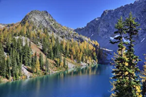 Images Dated 2nd October 2010: WA, Wenatchee NF; Blue Lake with golden larch trees