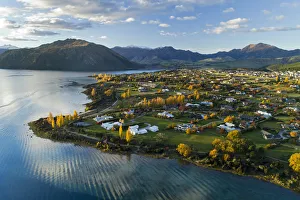Images Dated 1st May 2018: Wanaka and Lake Wanaka in autumn, Otago, South Island, New Zealand