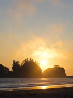 Images Dated 18th May 2022: Washington State, Pacific Coast, First Beach sunset