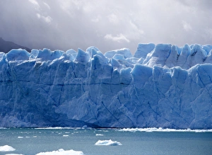 Images Dated 12th August 2004: Water level view of Peitro Moreno Glacier in Los Glaciares National Park, Argentina