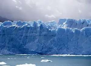 Images Dated 12th August 2004: Water level view of Peitro Moreno Glacier in Los Glaciares National Park, Argentina