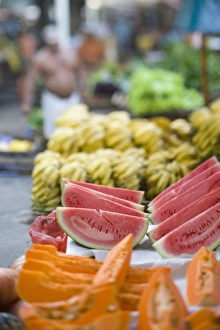 Images Dated 22nd April 2005: Weekly Friday fruit & vegetable market, Southern Zone of Rio De Janeiro, Praca General Osorio