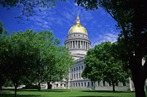 Images Dated 16th October 2007: The West Virginia state capitol building with gold leaf dome in Charleston