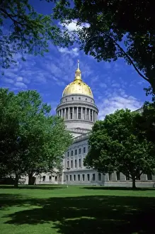 Images Dated 16th October 2007: The West Virginia state capitol building with gold leaf dome in Charleston