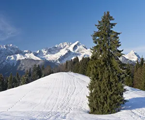 Images Dated 7th March 2012: Wetterstein Mountain range in winter. Sunrise over the peak of Alpspitze, the landmark