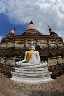 Images Dated 19th February 2006: White Buddha, Wat Yai Chaya Mongkol or The Great Temple of Auspicious Victory, Ayttthaya