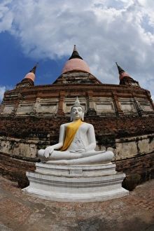 Images Dated 19th February 2006: White Buddha, Wat Yai Chaya Mongkol or The Great Temple of Auspicious Victory, Ayttthaya