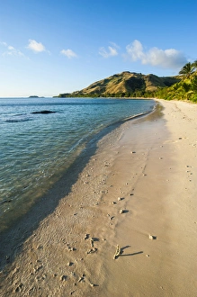 Images Dated 5th July 2011: White sandy beach, Oarsman Bay, Yasawas, Fiji, South Pacific