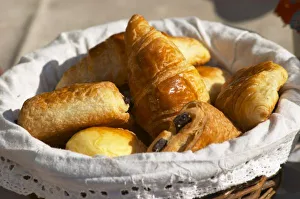 Images Dated 30th April 2006: A wicker breakfast